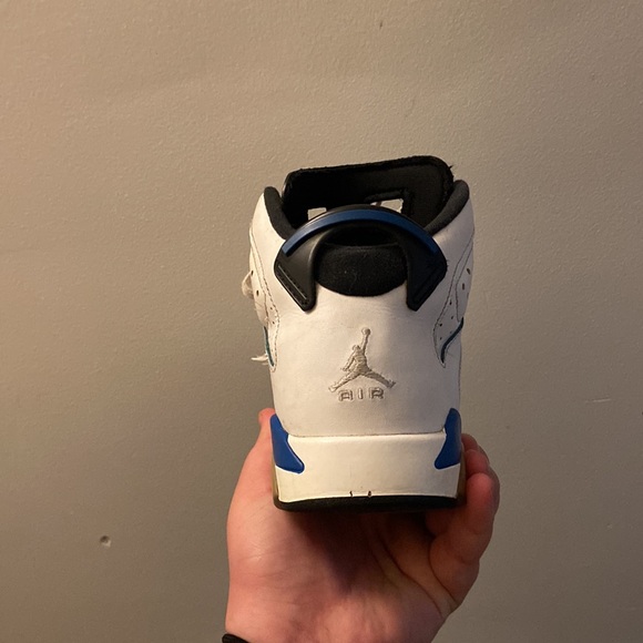 I’m selling Jordan 6s size 7 in woman’s - Picture 4 of 6